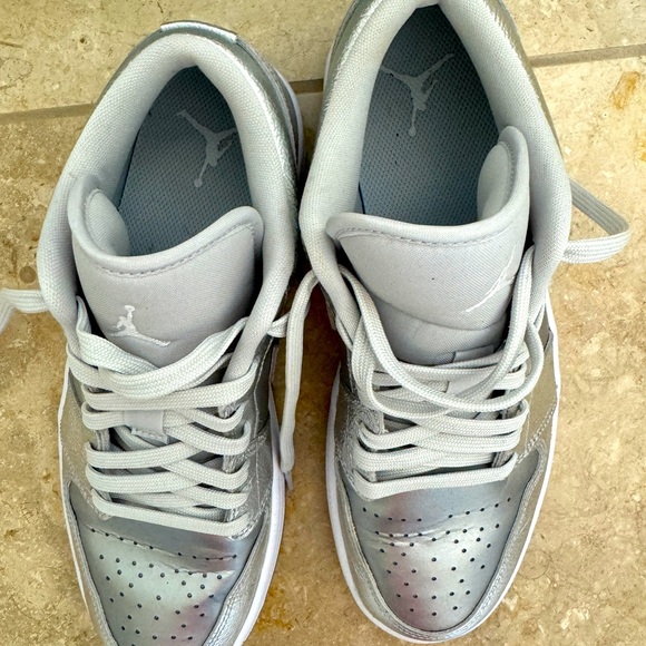 Air Jordan 1 Metallic Silver sneakers - Picture 2 of 11